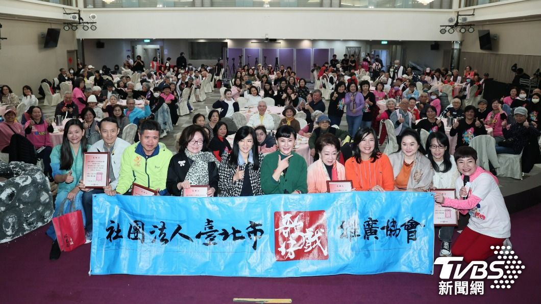 陳亞蘭邀及貴賓及長輩出席餐會。（圖／趙世平攝）