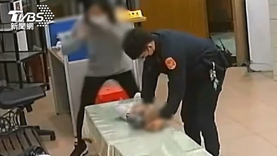 1歲童全身僵硬唇發紫!母急抱孩衝警局 海山警當場CPR救回