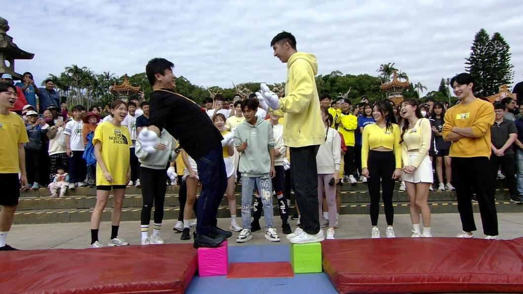 胡瓜和胡釋安示範遊戲。（圖／民視提供）
