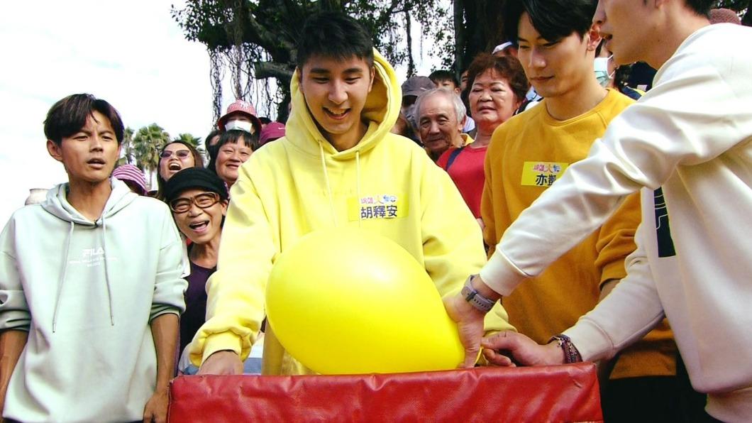 胡釋安上節目玩遊戲。（圖／民視提供）