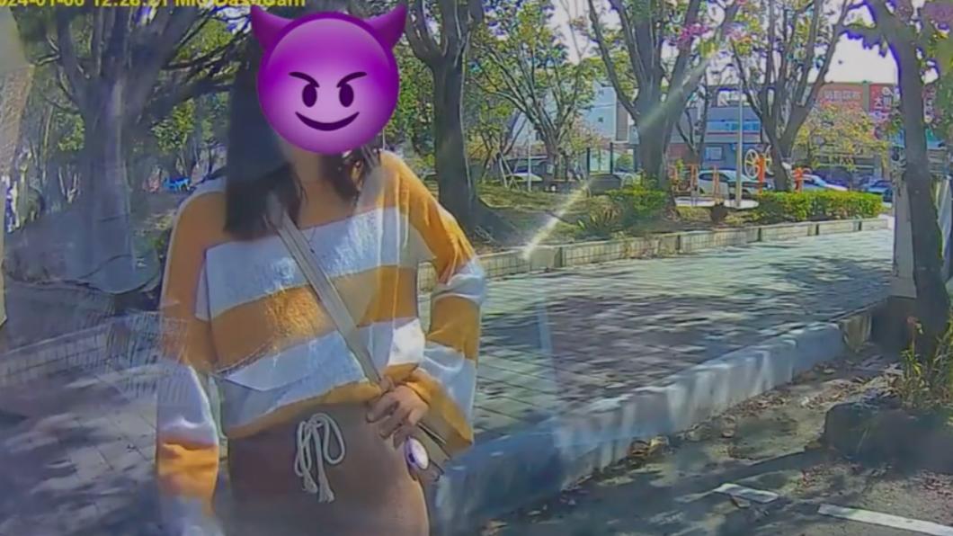 女子雙手叉腰，還向駕駛叫囂「不然你來撞我啊」。（圖／翻攝自爆料公社）