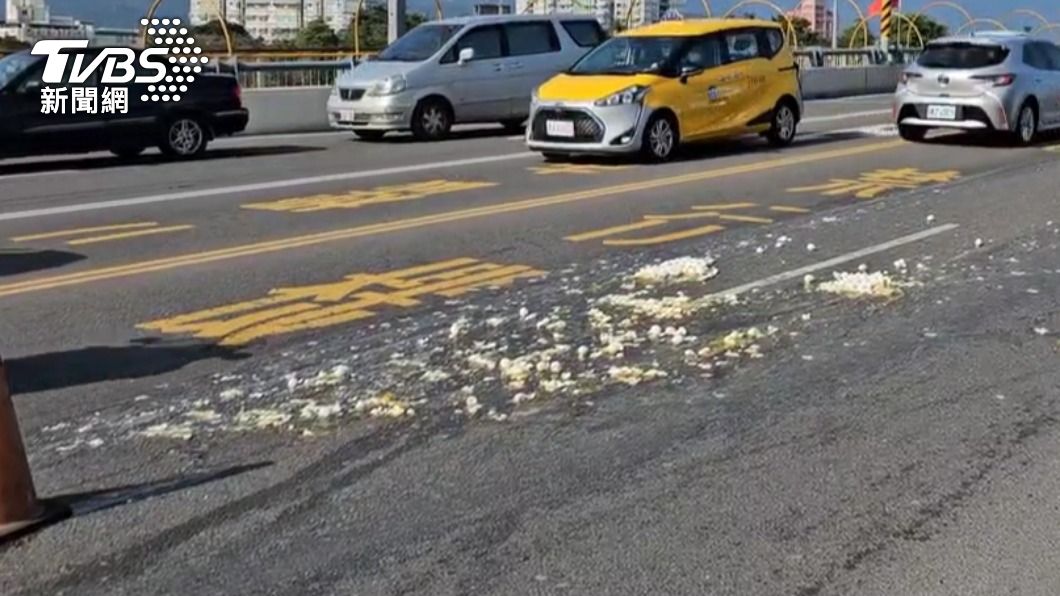 貨車過彎甩落2籃雞蛋!宜蘭橋滿地蛋液 民眾:好可惜