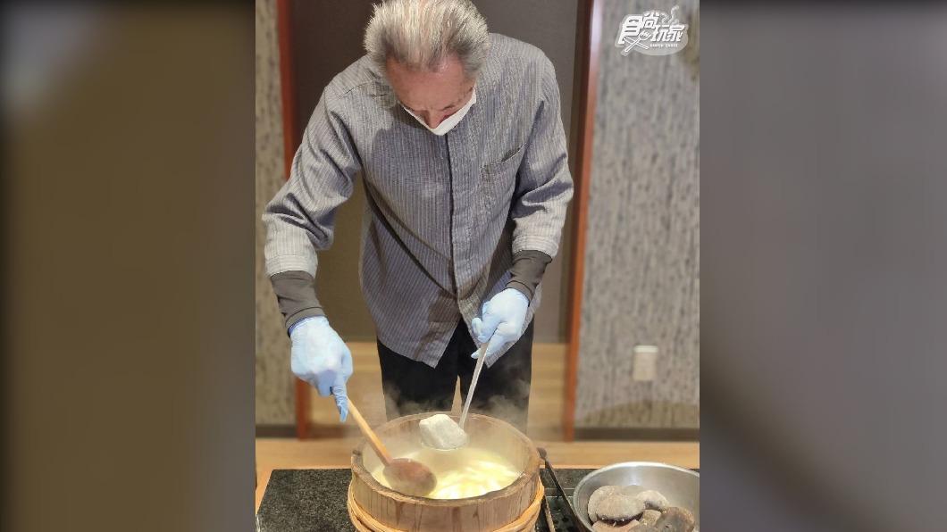 石燒鍋最早做法是由當地漁夫發明,將燒炙高溫的石頭置於鍋中。(圖/食尚玩家)