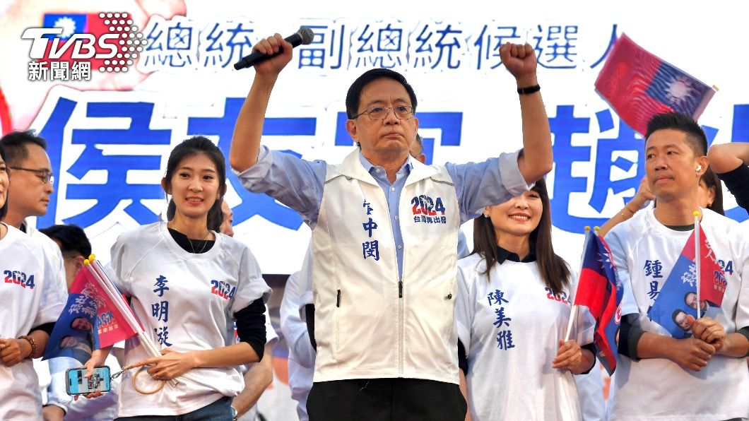 台大前校長管中閔南下助陣侯友宜。(圖/胡瑞麒攝)