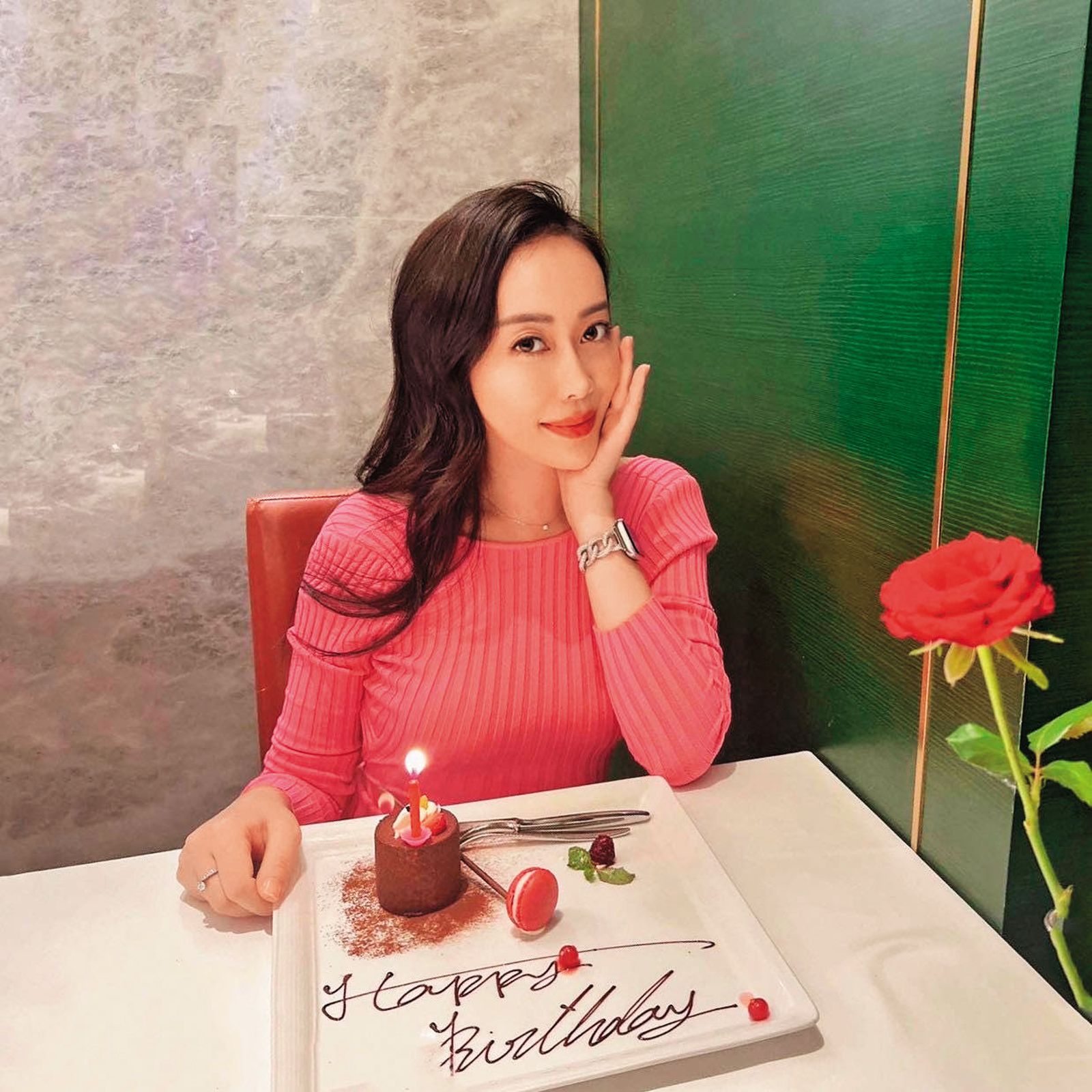 前主播李雅楹(圖)虧李珍妮打扮像耶誕樹,李珍妮反嗆她是雞。(圖/翻攝李雅楹臉書)