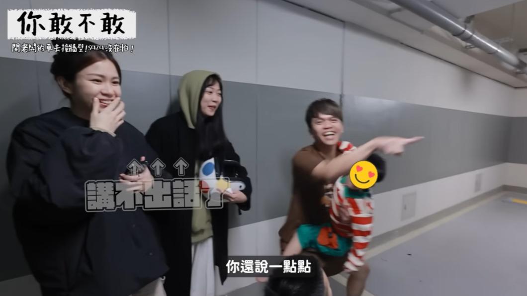 蔡阿嘎哭笑不得,罵Saza謊稱只擦到一點點。(圖/翻攝自大頭佛工作室YT頻道)