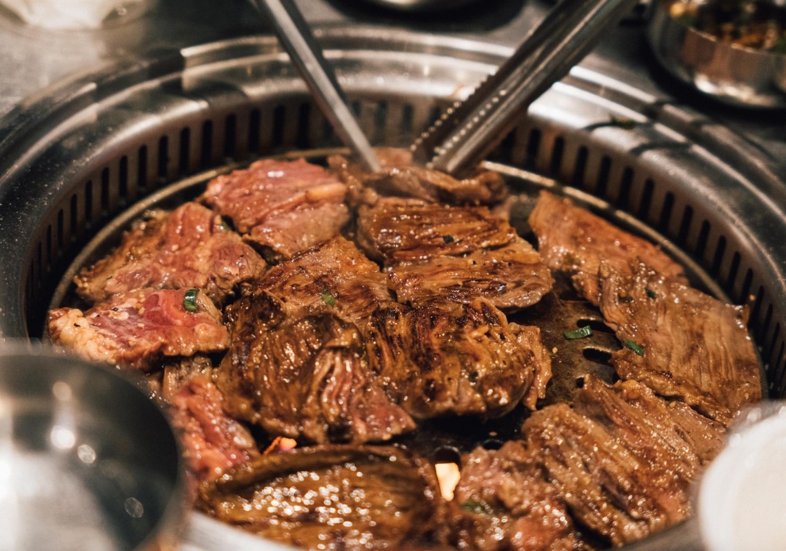 新村站著吃烤肉是人氣餐廳。(圖/翻攝自臉書)