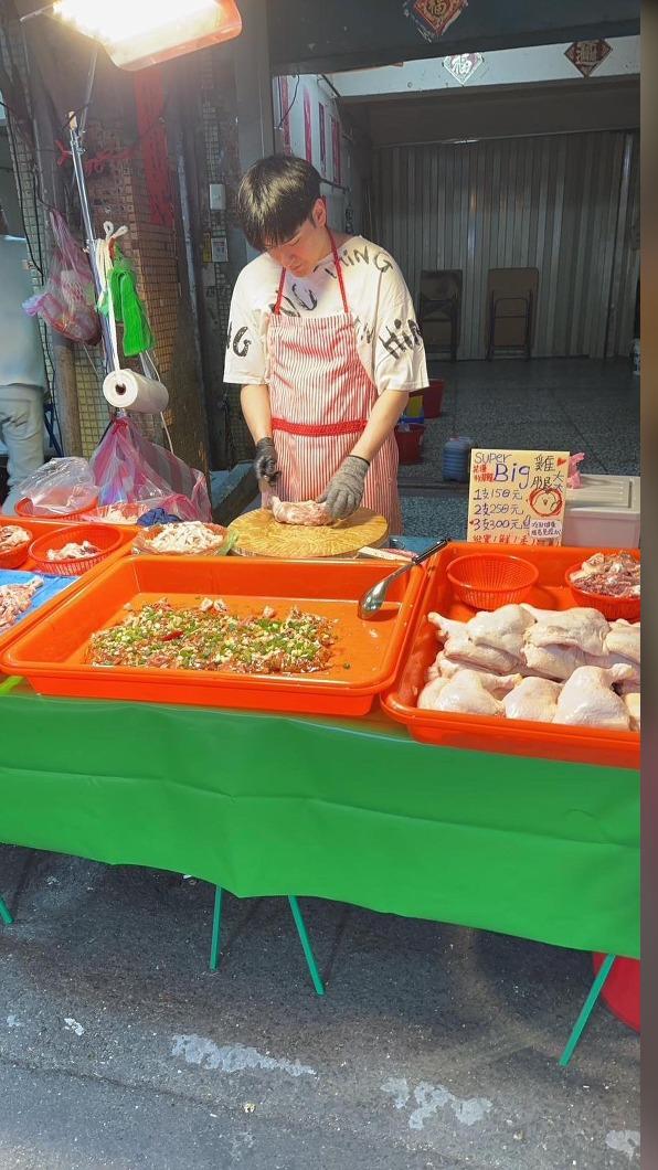 沈建宏去年10月開始在傳統市場擺地攤賣雞肉。(圖/沈建宏提供)
