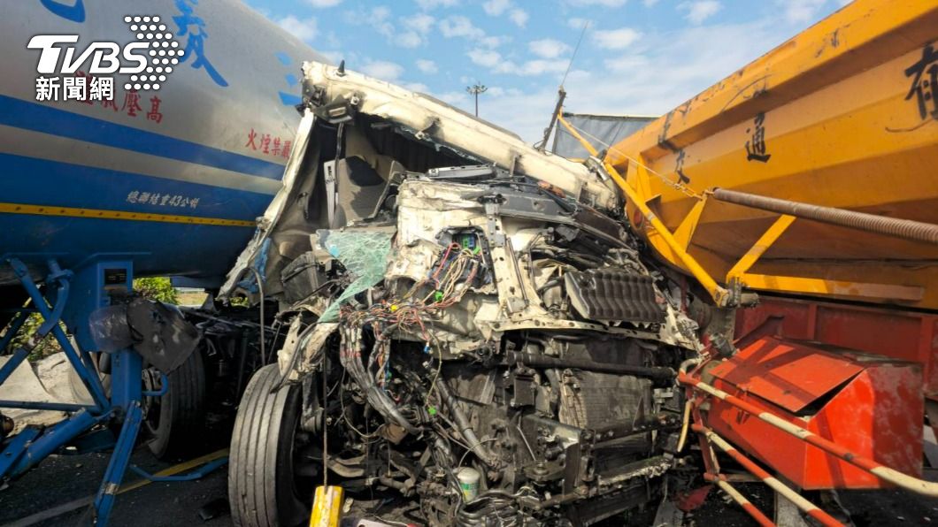 國1台南系統2大車撞爛　油罐車「車頭成廢鐵」驚悚畫面曝光