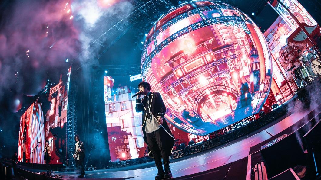 五月天在高雄世運主場館舉行25週年巡迴演唱會高雄無限放大版。(圖/相信音樂提供)