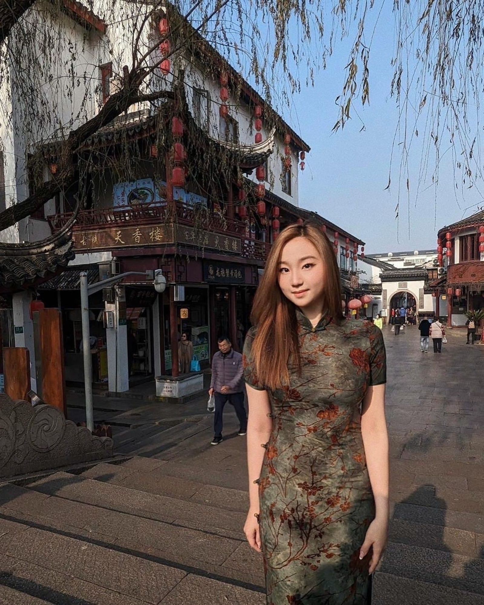 Sammi穿旗袍身材玲瓏有緻。(圖/翻攝自岑永康張珮珊窩幸福 臉書)