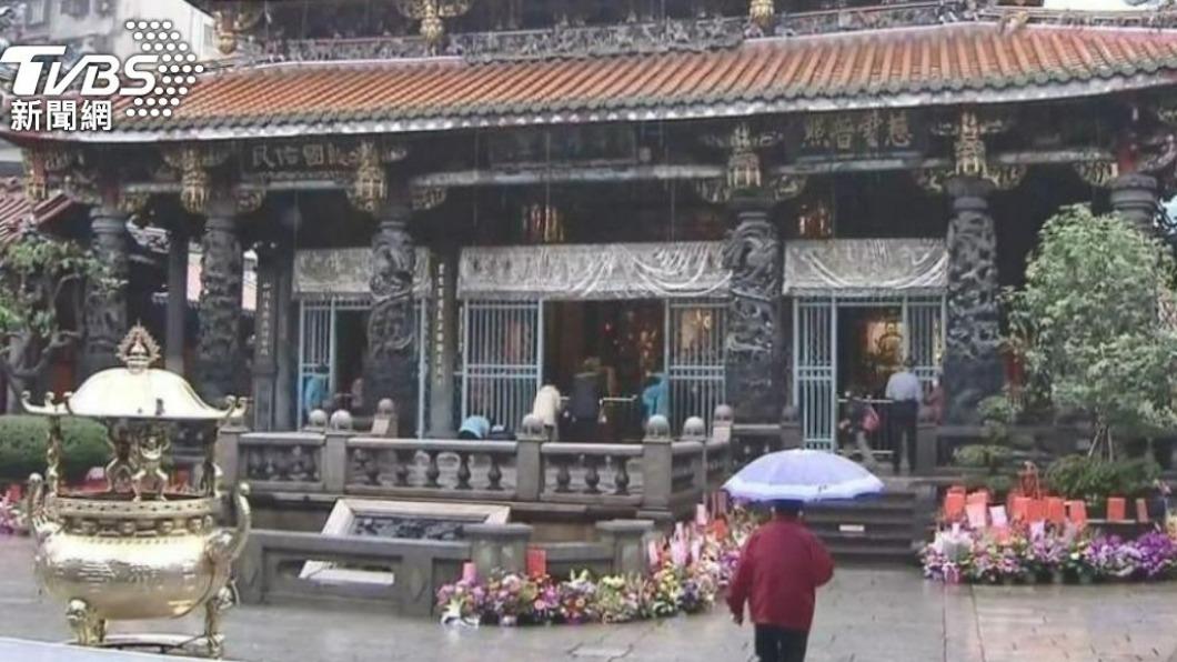 龍山寺點燈夯!800人40分鐘搶光號碼牌 預再開1千個名額
