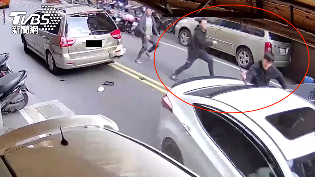 快訊/新北車手拒檢衝撞員警!民眾車被撞爛 警棍狂毆逮人