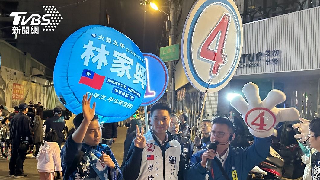 有4位國民黨立委候選人在柯文哲造勢場外拜票。（圖／陳昫蓁攝）