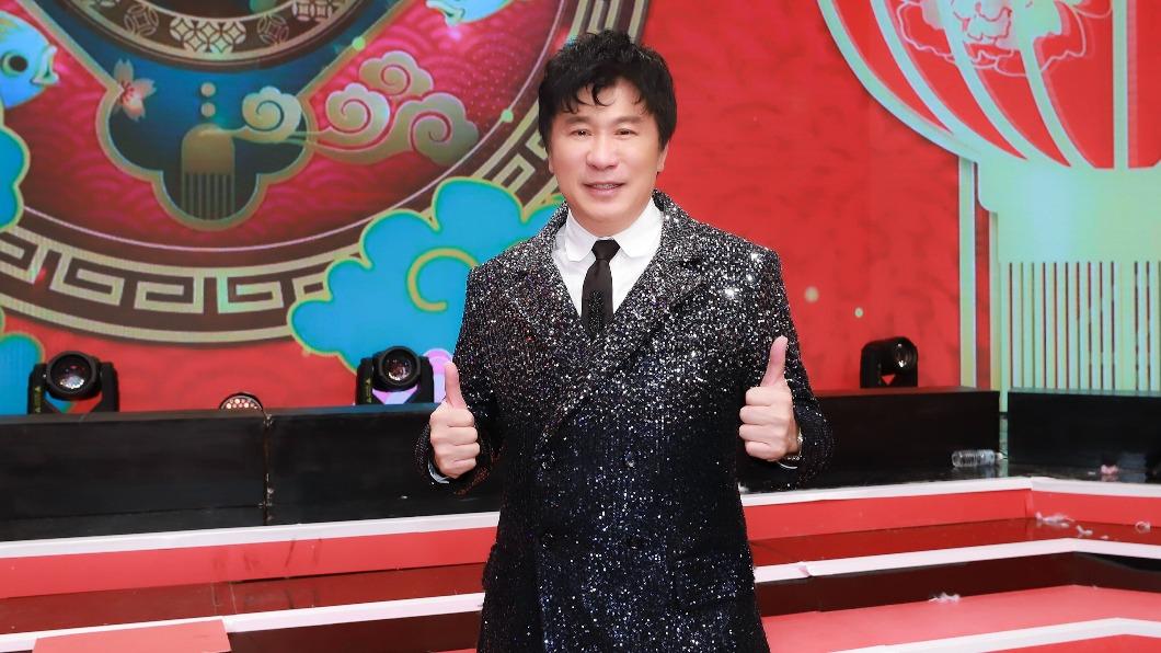 胡瓜穿著訂製亮片西裝錄製特別節目。(圖/民視提供)