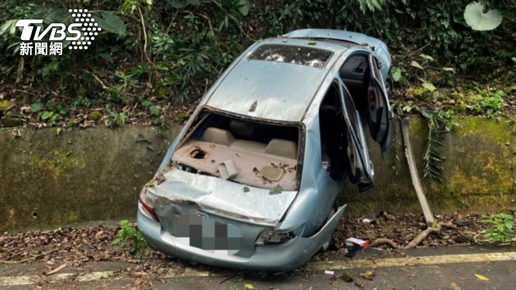 快訊/阿里山公路轎車滑落山坡 消失駕駛救起已死亡獨留6歲兒