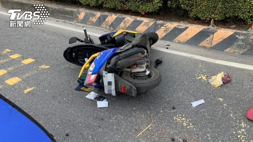 快訊/又是視線死角?高雄6旬婦騎車 被捲入大貨車車底遭輾斃