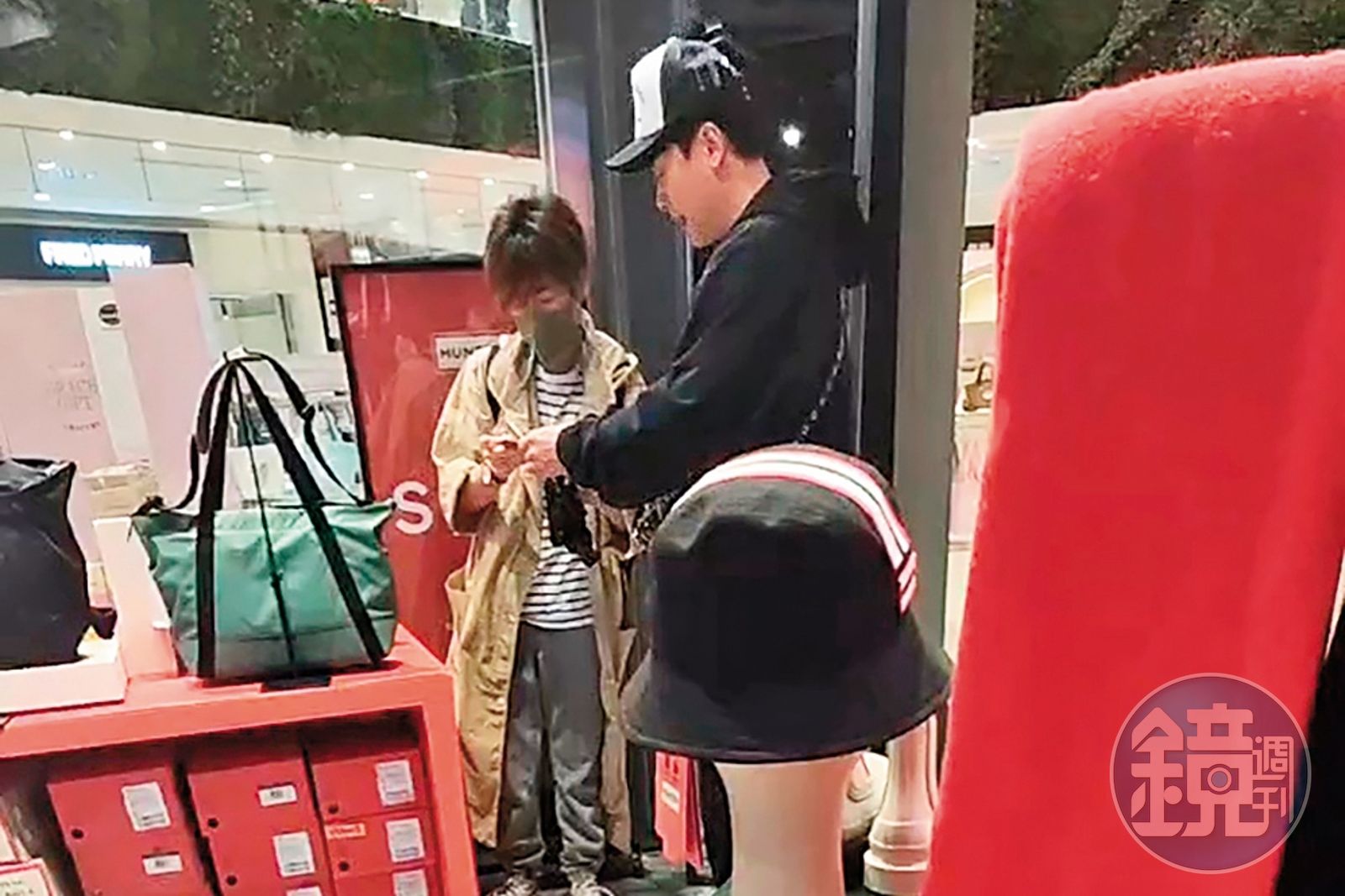 女友人在店內仔細看包,王振復在一旁不時給意見。(圖/讀者提供)