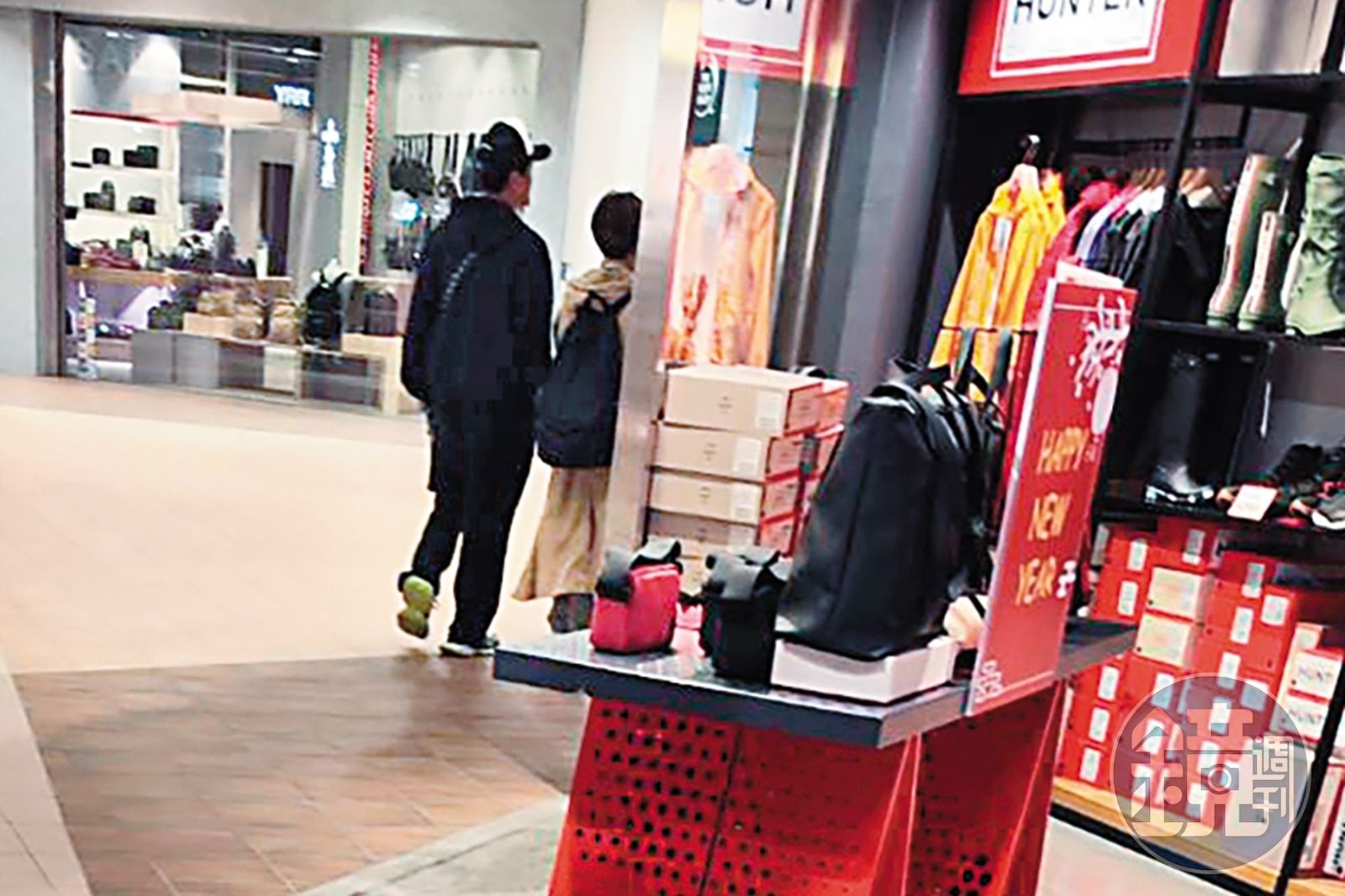 兩人逛完鞋店後,繼續轉往隔壁日本服飾店採購。(圖/讀者提供)