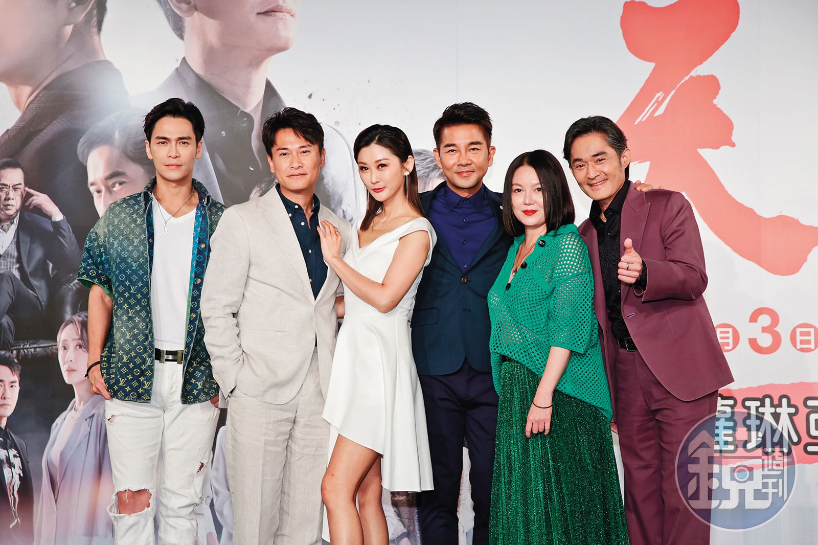 王振復(左二)去年5月加盟三立,在8點檔《天道》擔綱男主角。(圖/鏡週刊)