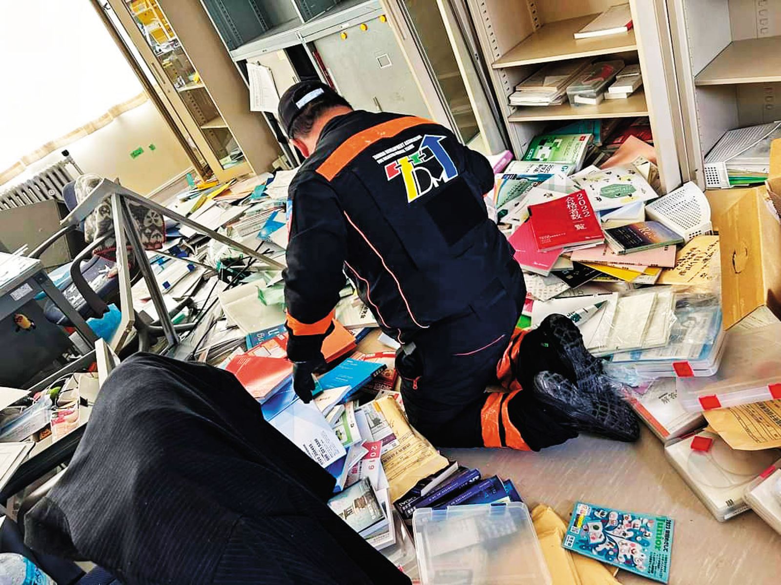 台災協會人員前往避難所,協助災民整理環境。(圖/翻攝台灣災難醫療隊發展協會臉書)