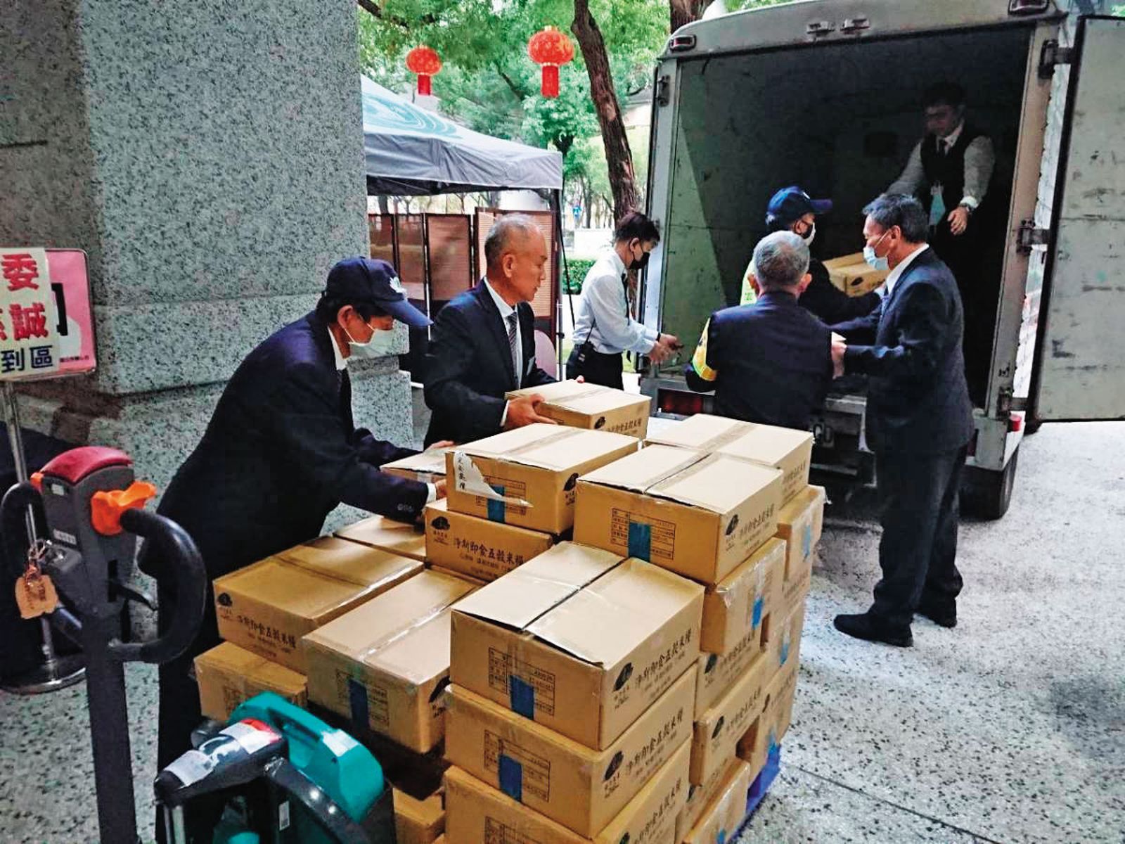 慈濟基金會備齊毛毯、食品、藥品等超過4公噸的物資,待命啟動支援。(圖/慈濟基金會提供)