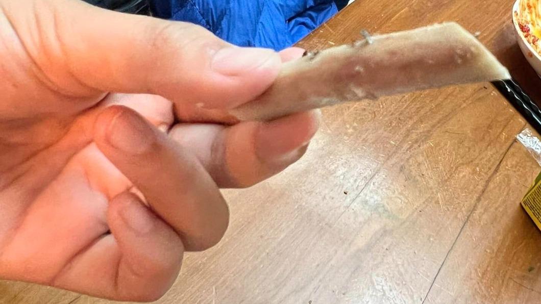 好市多豬肋排連吃2塊都發現刀片。(圖/民眾謝小姐授權提供)