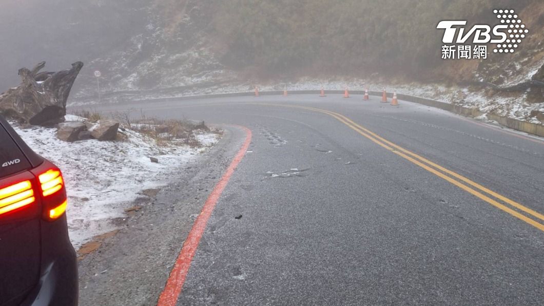 合歡山雨夾冰霰道路結冰 公路局:武嶺至合歡山莊須裝雪鍊