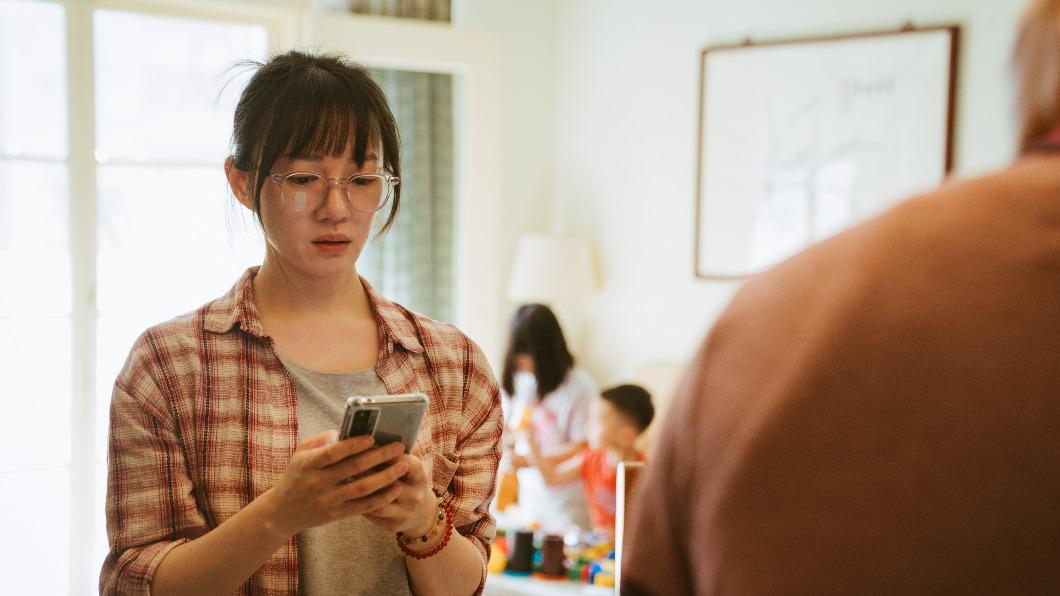 李杏戲裡詮釋家庭、職場兩頭燒的護理師。(圖/大愛提供)