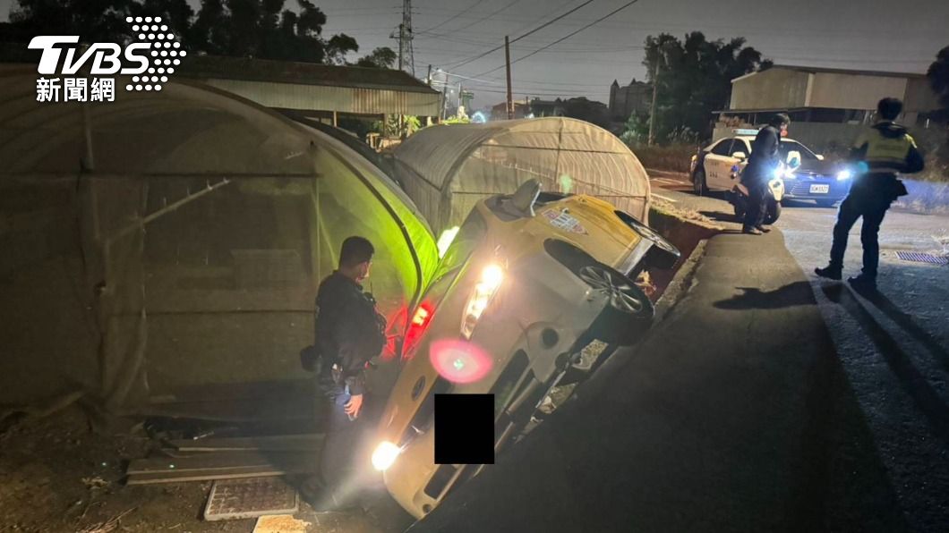 阿伯出事了!小黃運將鄉間小路狂飆 失控摔入水田中