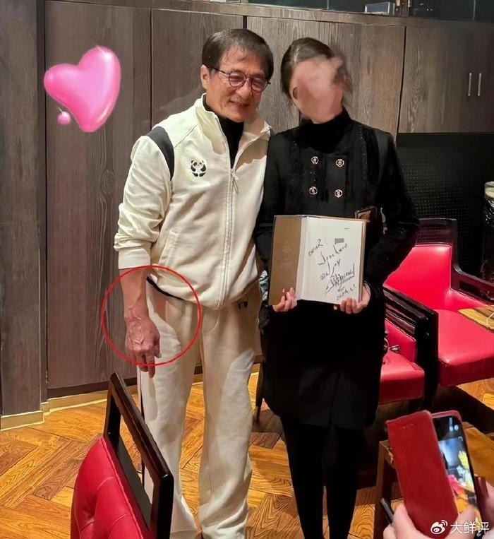 成龍與粉絲合照。（圖／翻攝自微博）