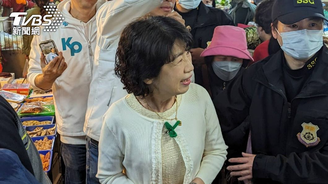 陳佩琪來到高雄哈囉市場拜票掃街。(圖/林雅婷攝)