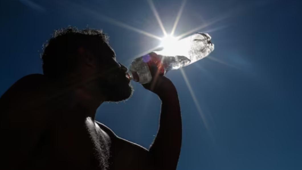 看不見的汙染!研究:1公升瓶裝水含24萬塑膠微粒