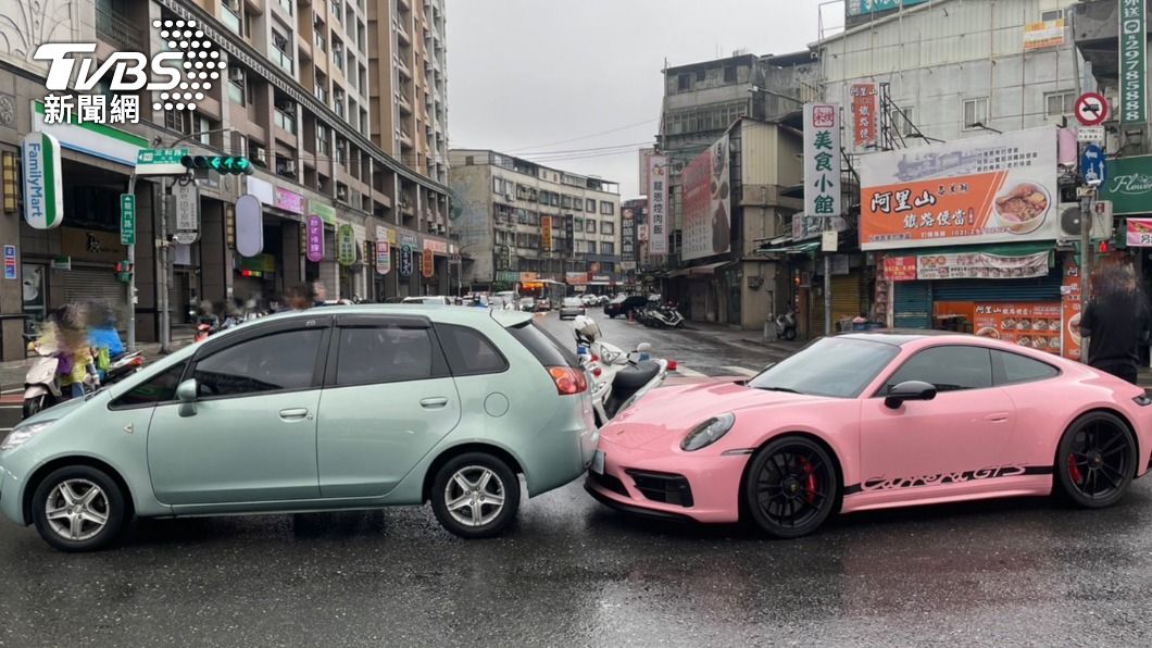 距離沒抓好 三重粉紅色保時捷「追尾親上」前車