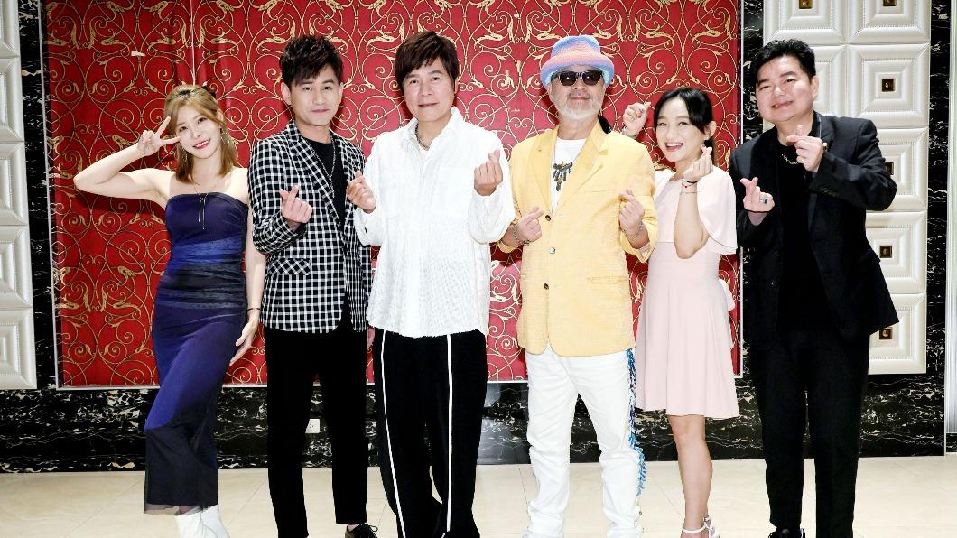 孟慶而(左起)、吳俊宏、洪榮宏、班鐵翔、林良歡、林宏銘參加愛與希望愛心晚會。(圖/台灣愛與希望國際協會提供)