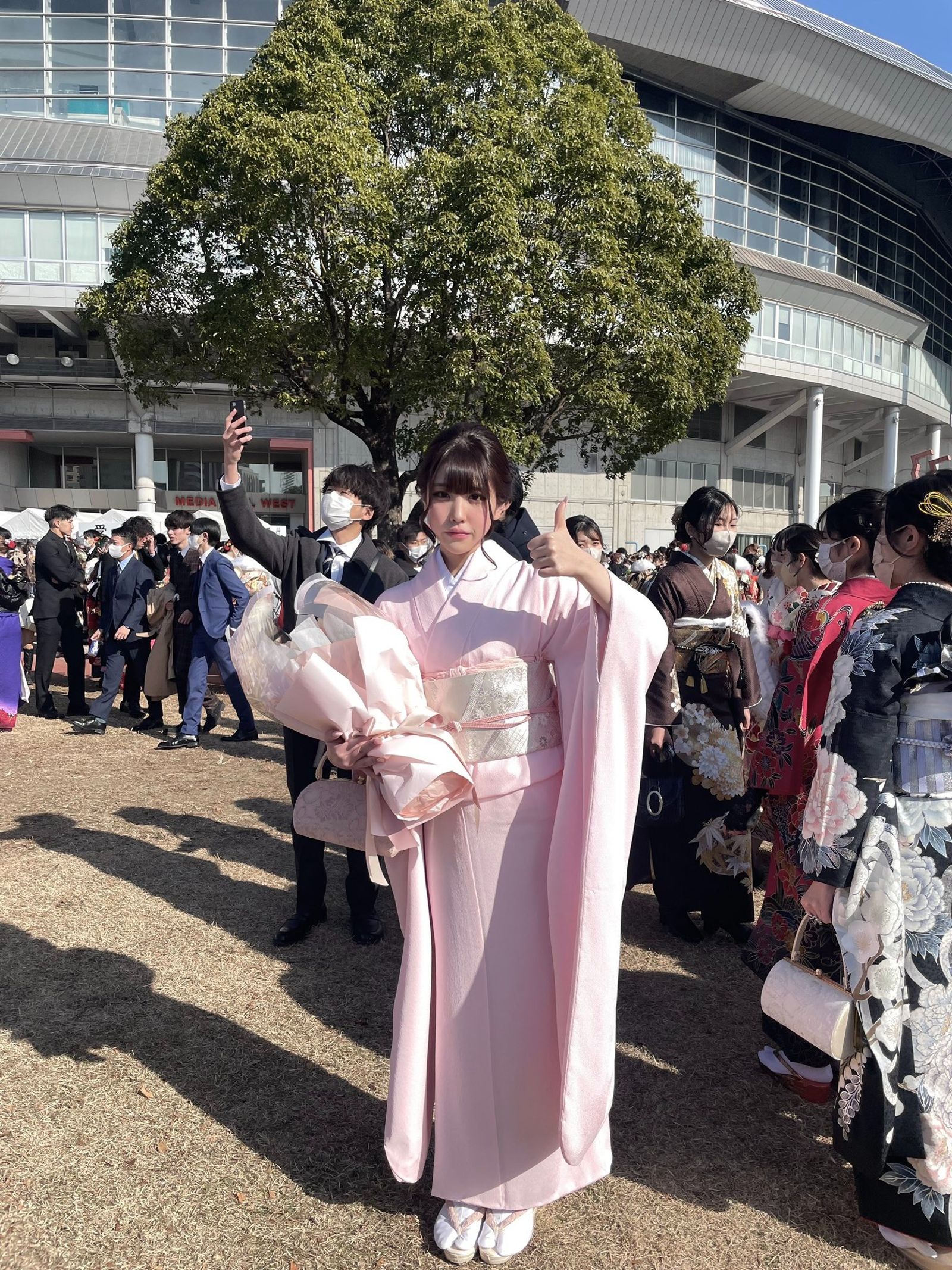 日本網友中村珠愛莉女大十八變,貼出自己去年身穿粉紅色和服參加成年禮的美照。(圖/翻攝@9ninecat_ X)