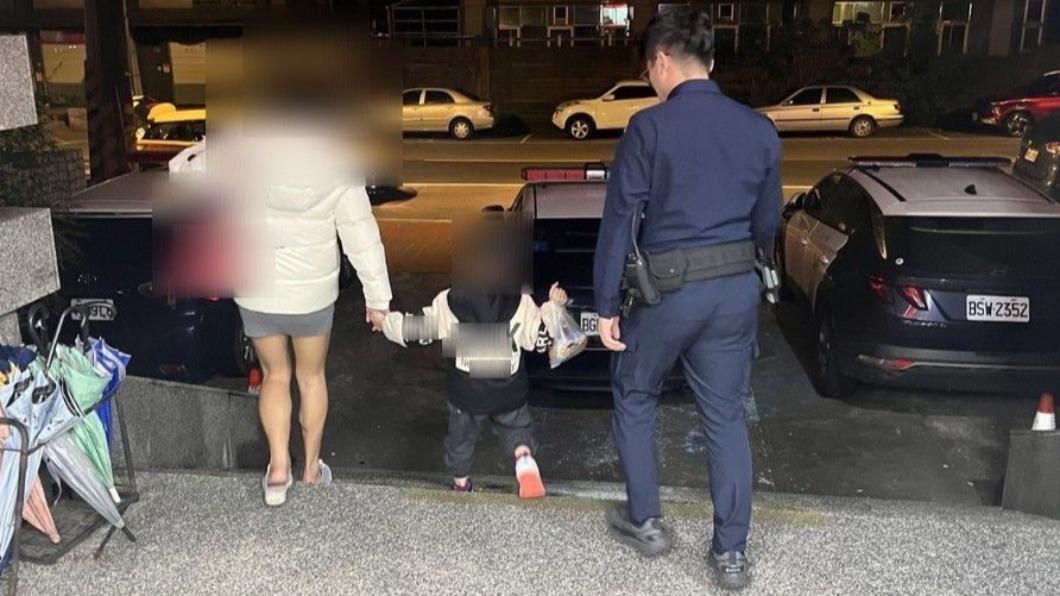 原男童趁著家人不注意,打開反鎖中的大門,走到大街上不慎迷路。(圖/基隆市警方提供)