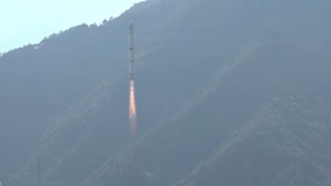 大陸在今日下午發射衛星,並飛越台灣南部,引發各界高度關注。(圖/翻攝自央視微博)