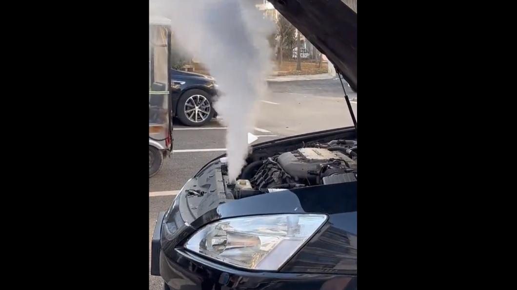 陸女領駕照3年後首上路「踩爆水箱」 嚇壞:像開蒸汽小火車