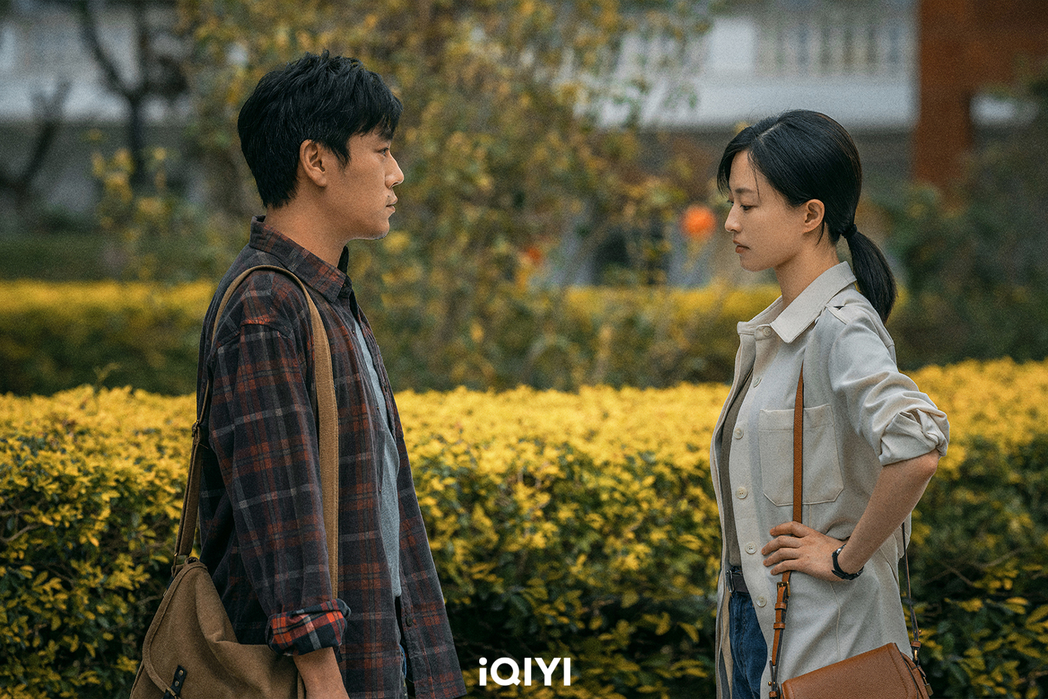 秦昊(左)與馬吟吟劇中是隊友同事。(圖/iQIYI國際站提供)