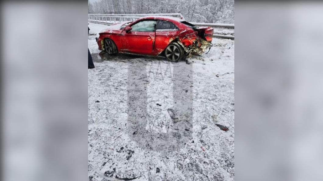 曝光的畫面中可以見到被撞爛的車輛。(圖/翻攝自The Moscow Times)