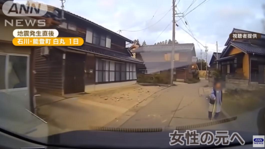 駕駛發現一名落單的女性長者，請她搭上自己的車。（圖／翻攝自ANNnewsCH YT頻道）