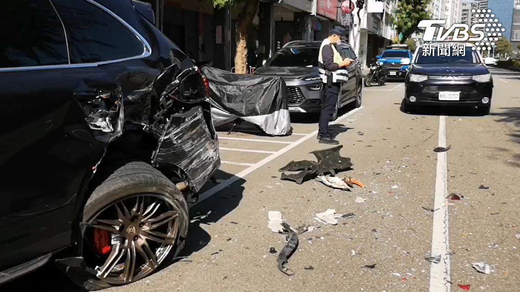 朱立倫台中陪掃街！目睹公車擦撞保時捷　無辜機車倒一排