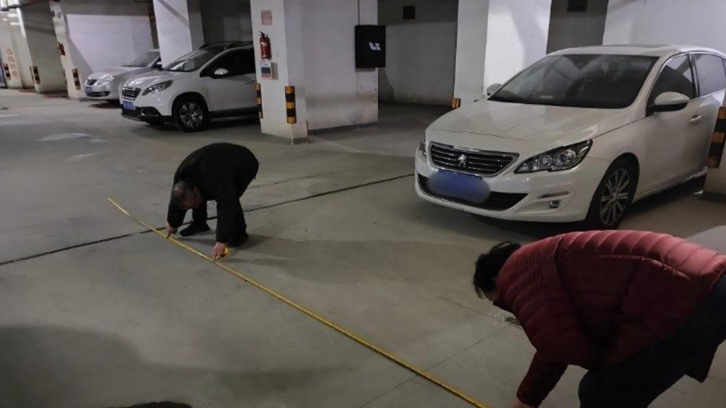 遭尪開車「狠輾拖行8.5m」!陸妻出門丟命 他辯:自己鑽車底