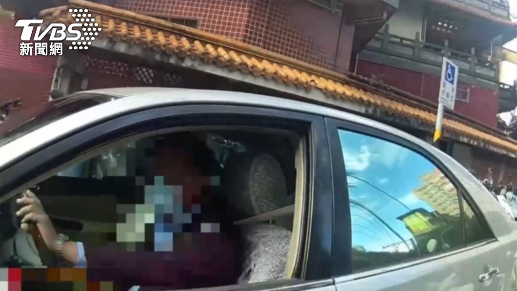 7旬翁違停紅線還想跑!三度「踩油門欲衝撞」 警急拔槍警戒