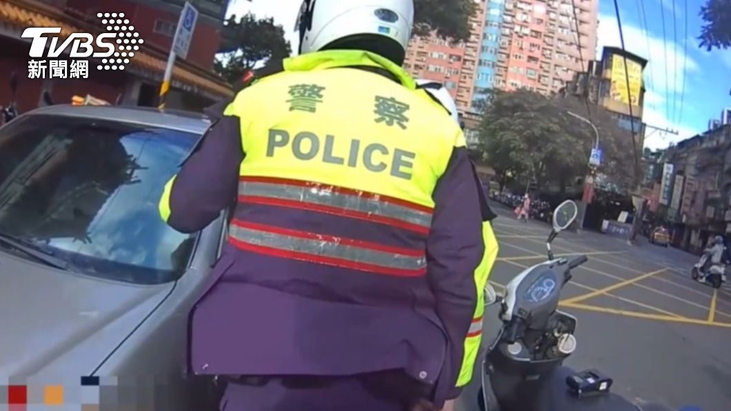 老翁企圖衝撞員警，警方拔槍警戒。（圖／TVBS）