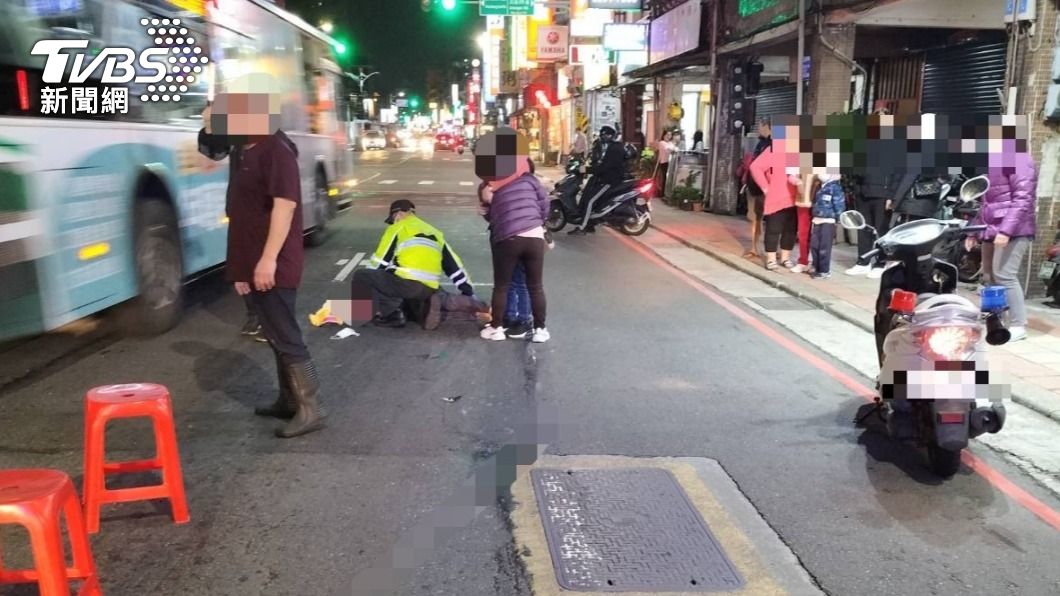 馬翁在不慎撞上邱男後當場命危，並在送至淡水馬偕醫院急救後不治。（圖／TVBS）