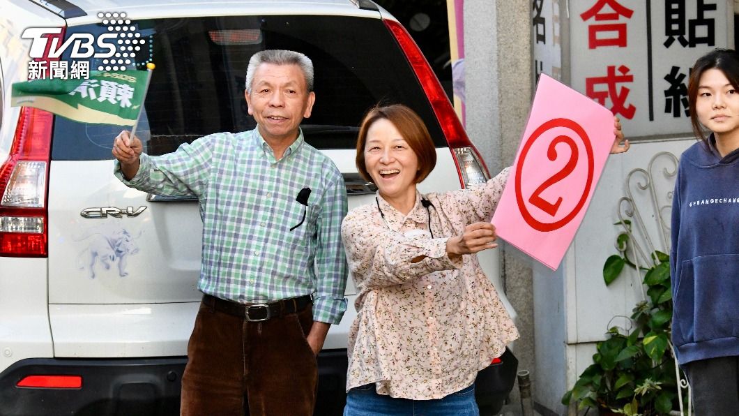 不少支持者紛紛熱情揮手、高舉自製旗幟表達歡迎。(圖/胡瑞麟攝)