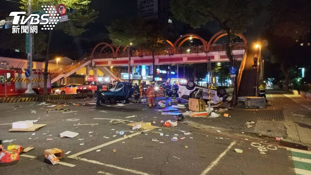 板橋深夜大翻車!小貨車迴轉遭猛力側撞 2車翻覆釀2傷