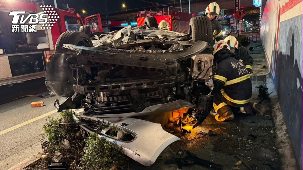 開車載友自撞花圃「四輪朝天」 29歲男駕駛急救無效亡